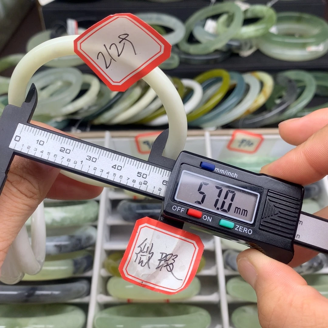 自***在蛇纹石玉未镶嵌手镯2129