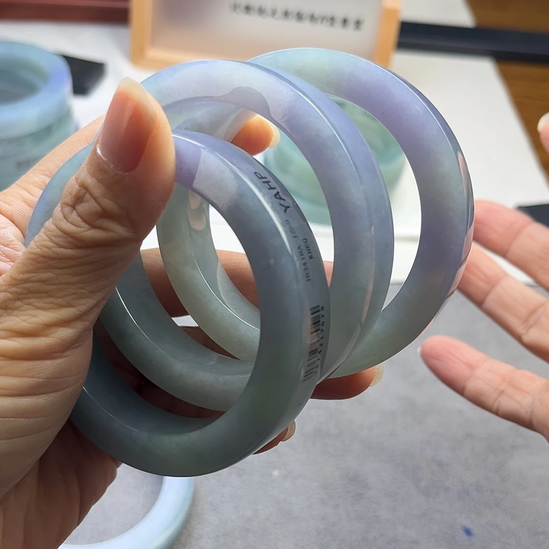 定制翡翠sz未镶嵌翡翠手镯之一