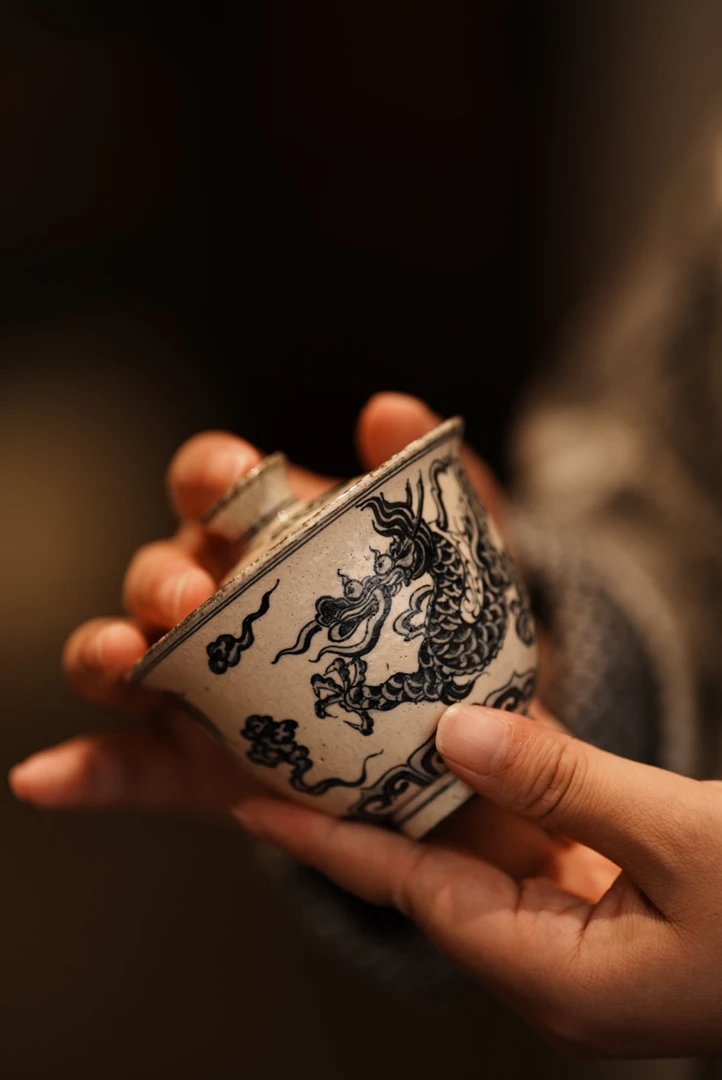 青花手绘龙盖碗