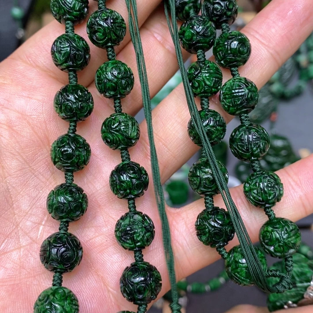 翡翠颈饰未镶嵌漂亮美眉