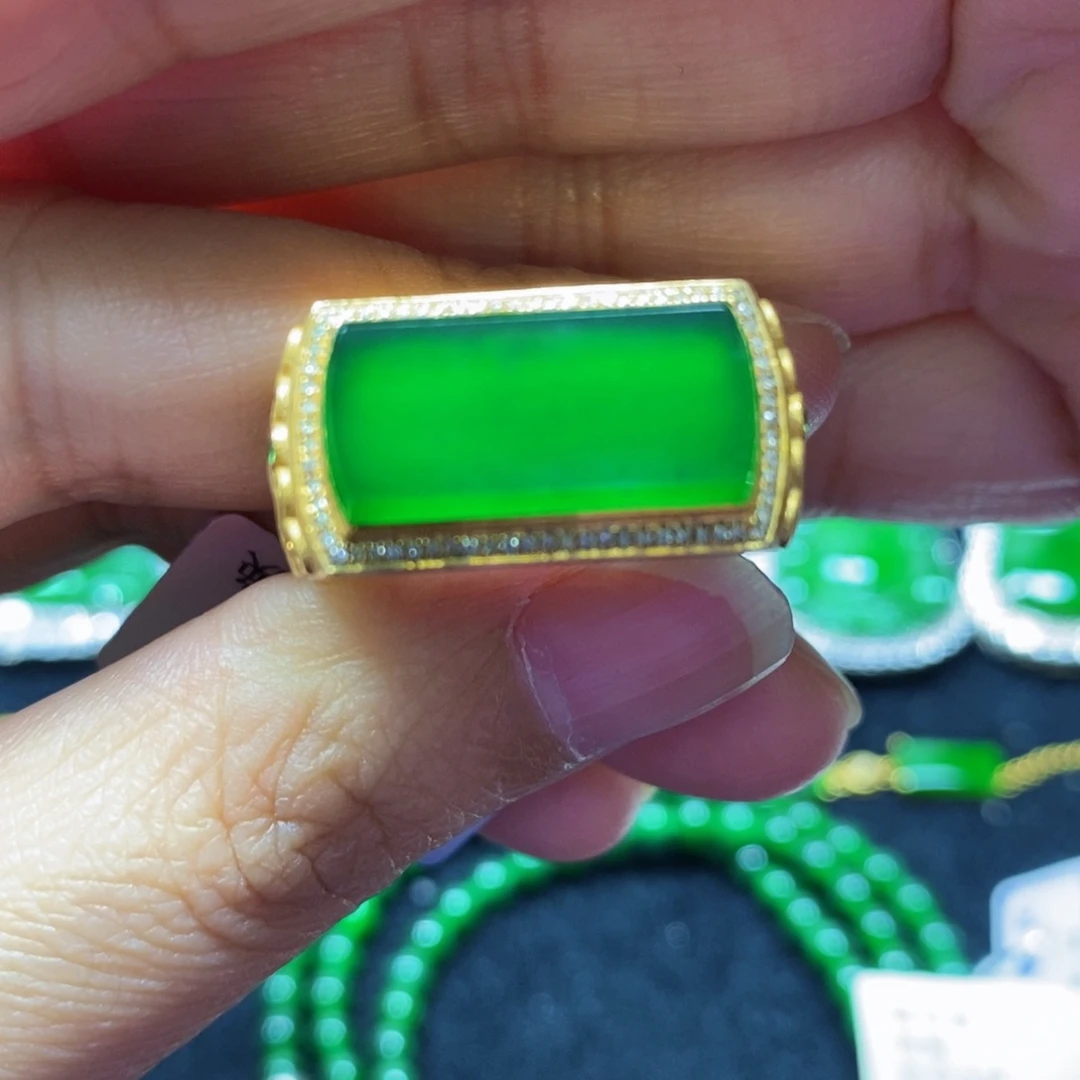 翡翠戒指18K金镶嵌天然翡翠