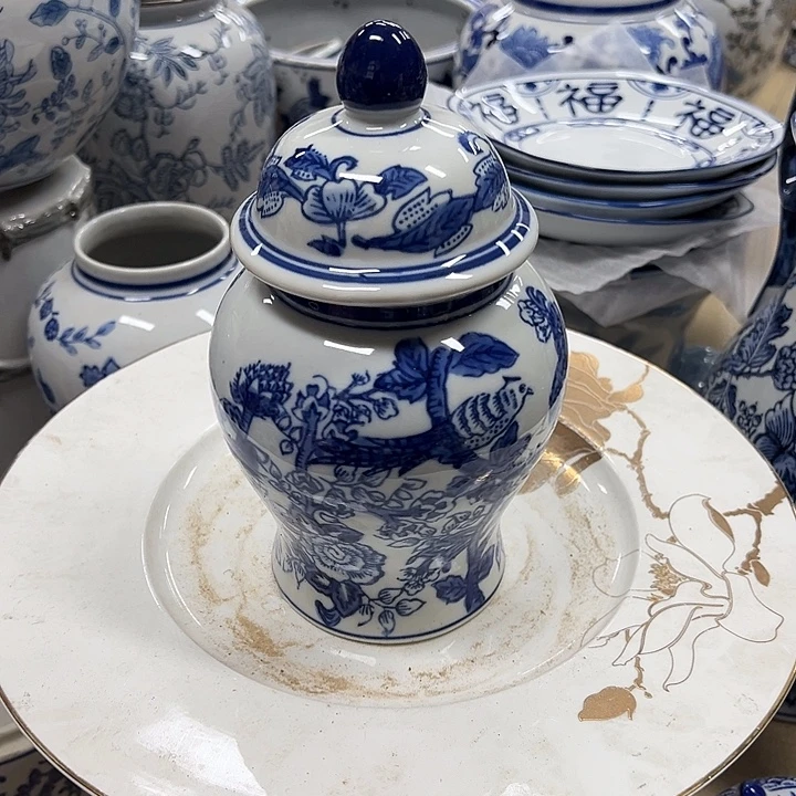 瓷片微瑕陶瓶。。。。。。。。。。。。。。。