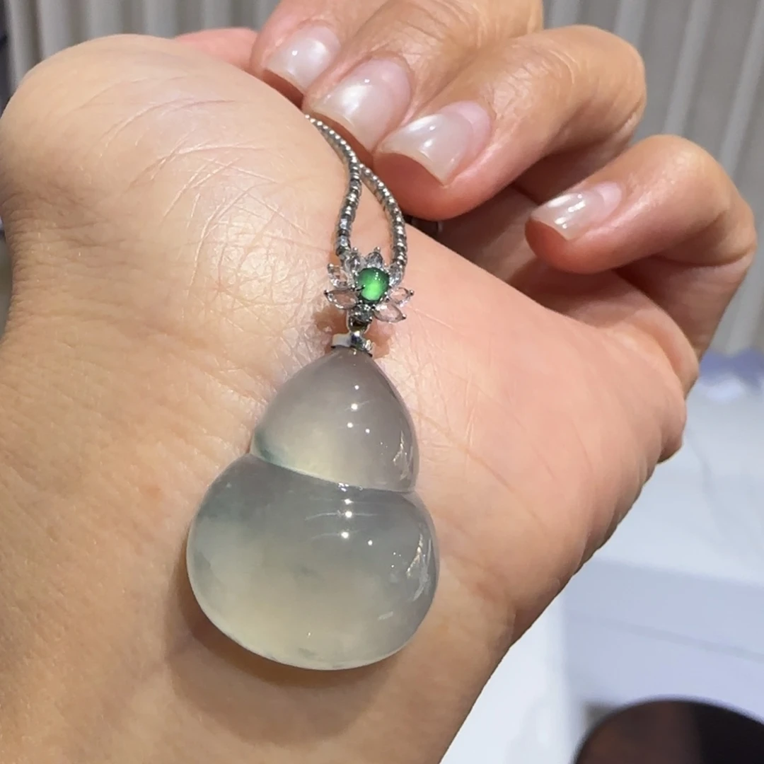 翡翠18K金镶嵌颈饰葫芦