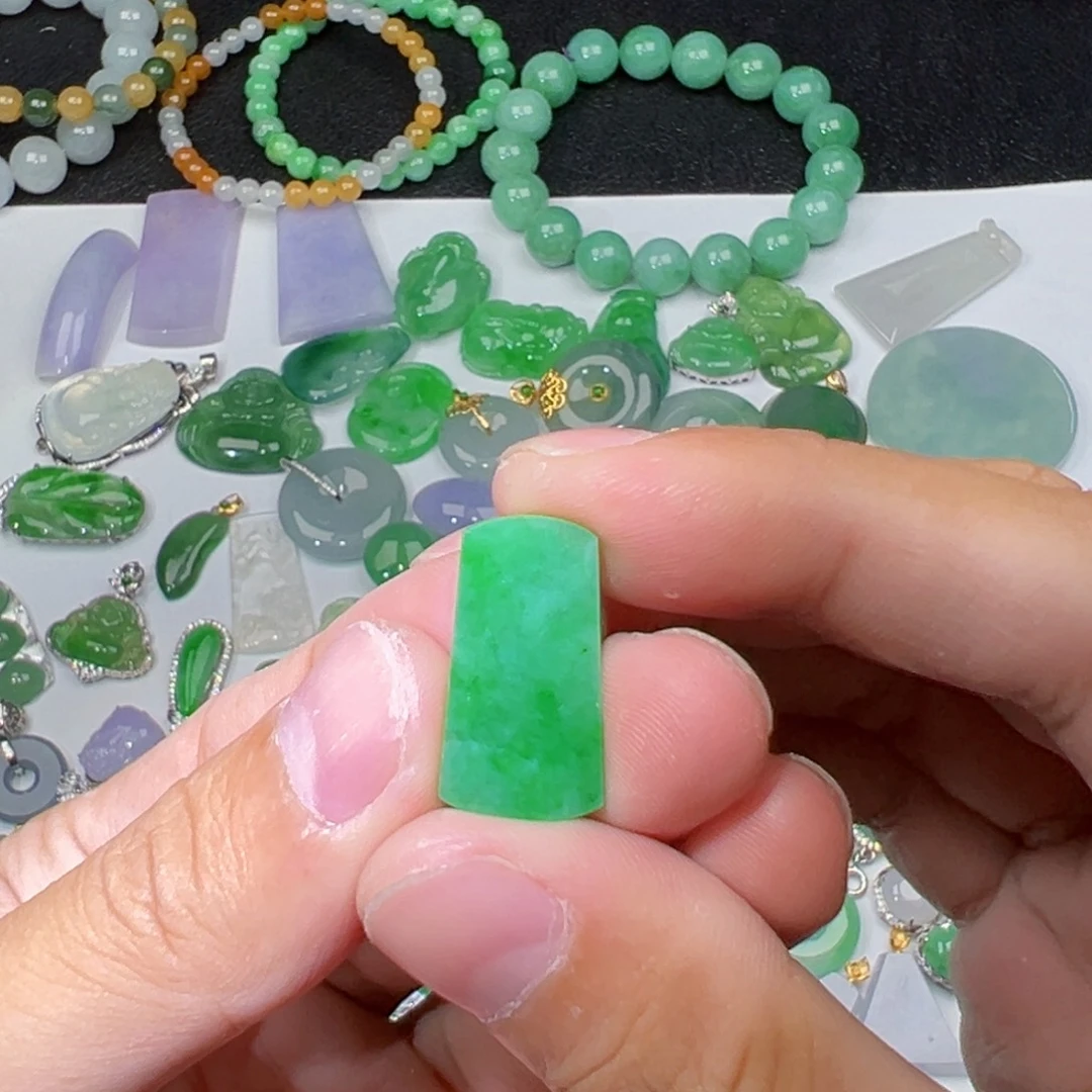 翡翠未镶嵌颈饰无事牌