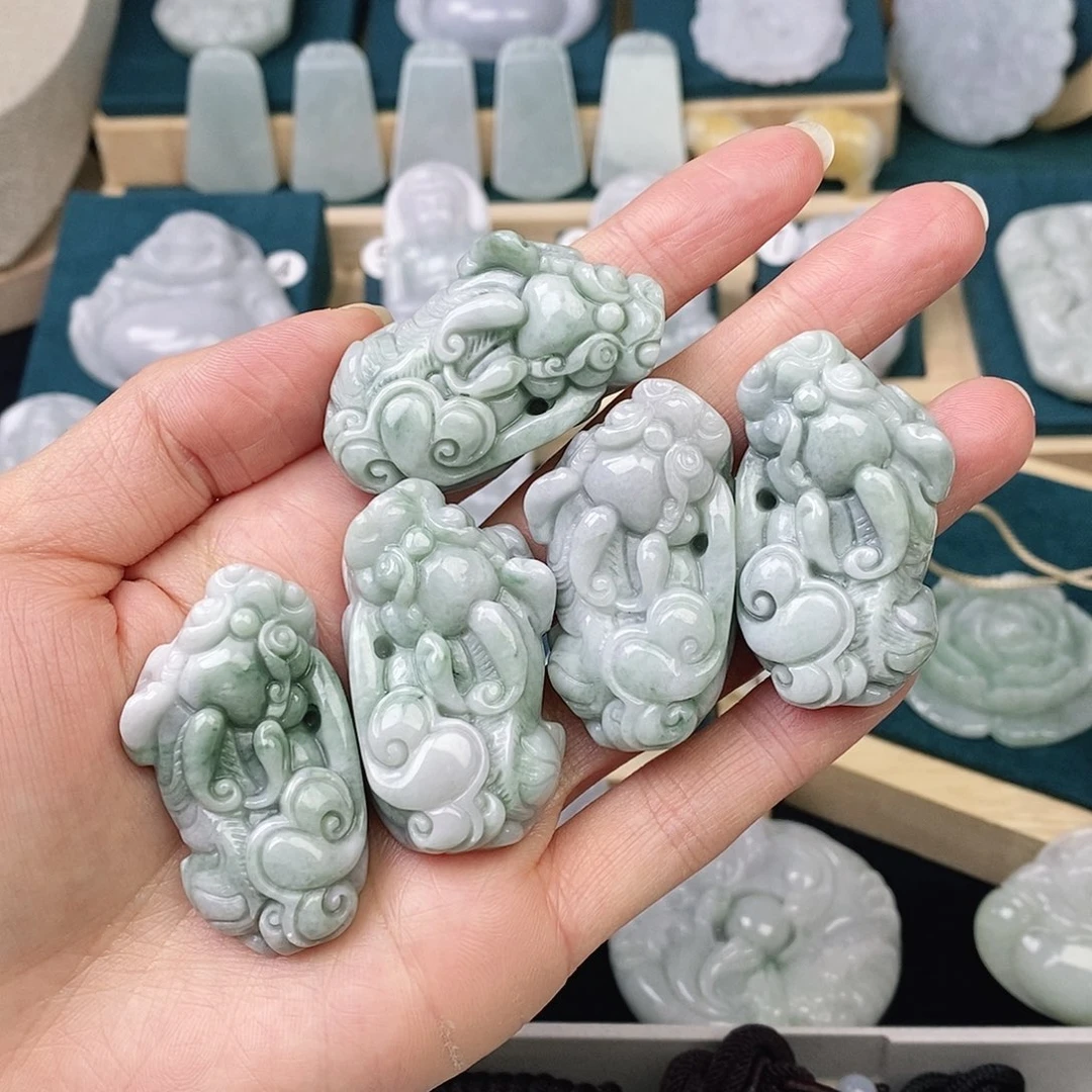 翡翠未镶嵌颈饰貔貅 发货发其一（不差评）