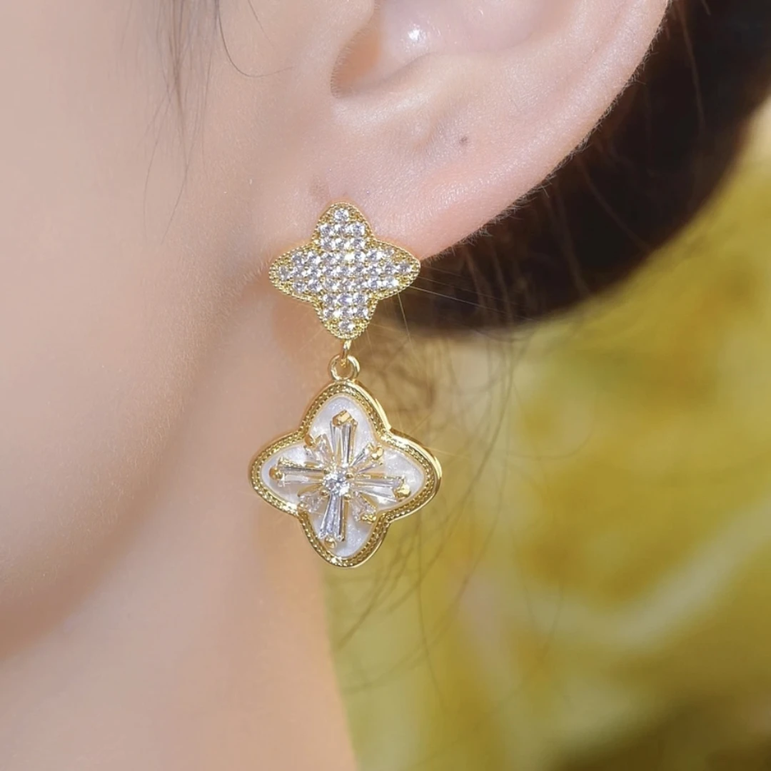 铜合金耳饰 金色幸运草简约耳环素款耳饰女气质轻奢耳环