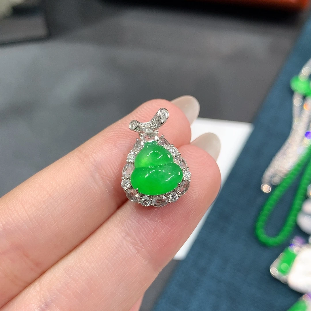 翡翠18K金镶嵌颈饰正冰起光阳绿葫芦 48小时鉴赏期