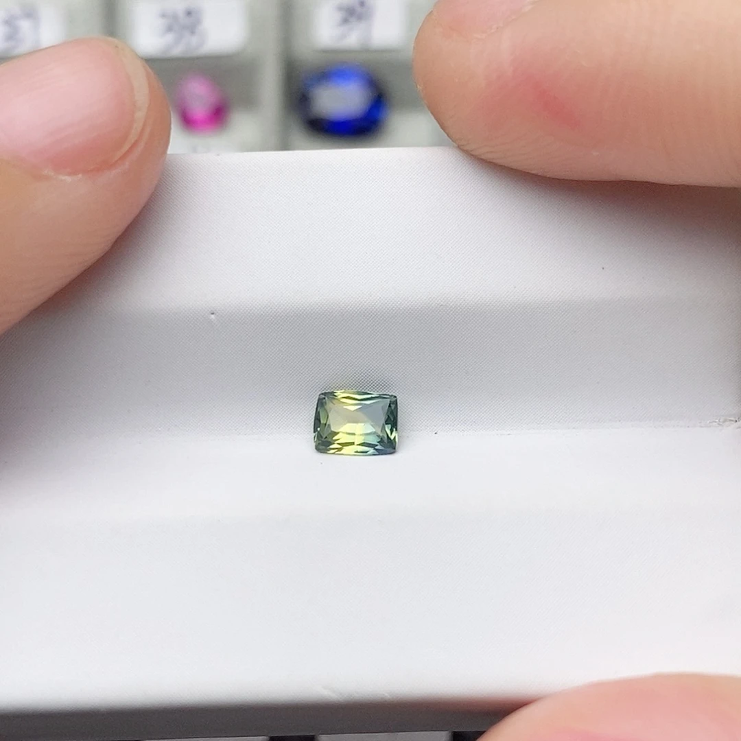 蓝宝石裸石未镶嵌蓝黄色明亮火彩好0.37ct/1273号