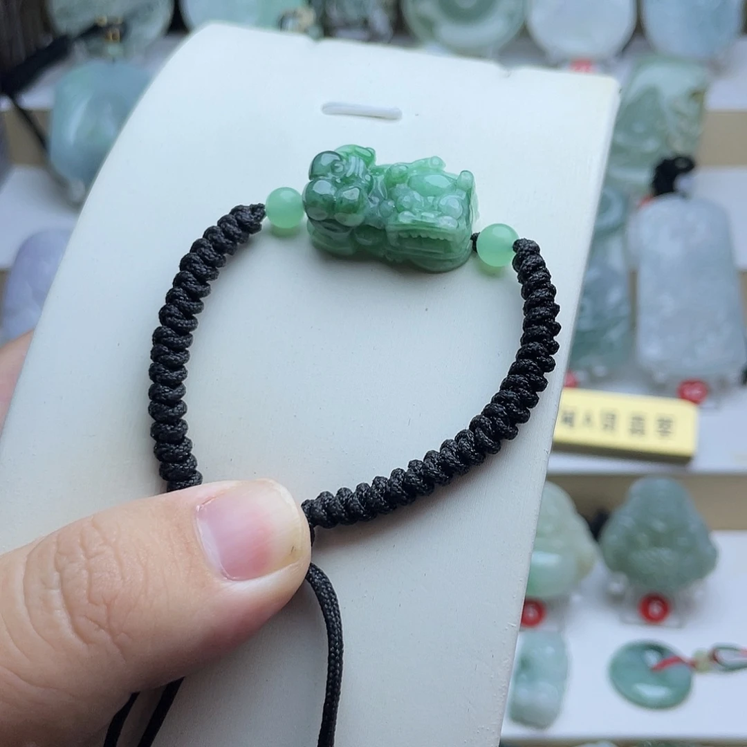 翡翠未镶嵌颈饰貔貅