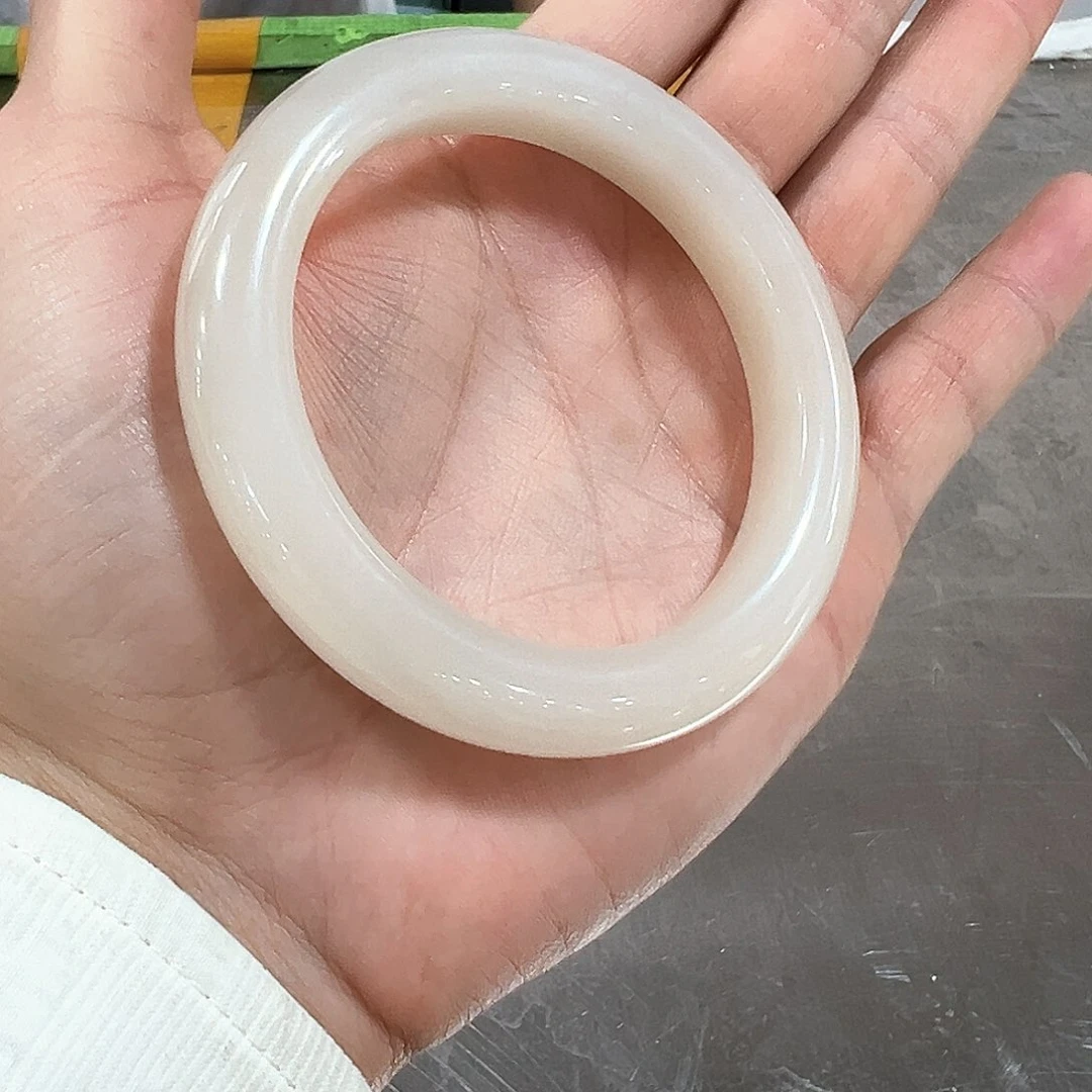 和田玉手镯未镶嵌烟***间