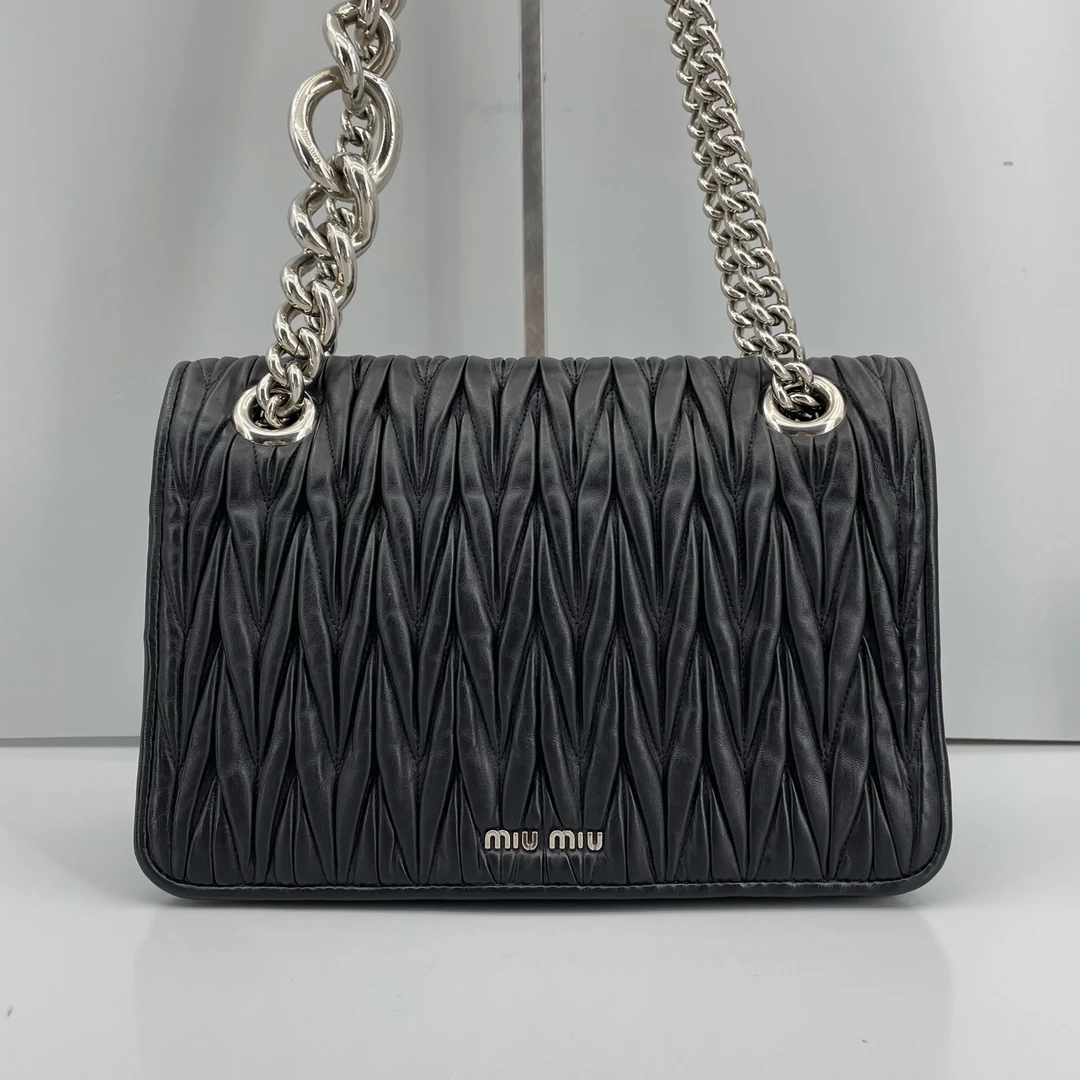 95新 MIU MIU/缪缪 优选/黑色褶皱链条包白标53/25×17×5/Z111210