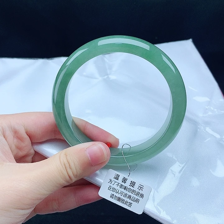 翡翠手镯未镶嵌55圈