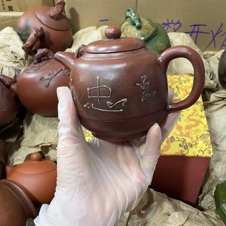 紫砂茶壶原矿泥料，手工制作一把紫砂壶。