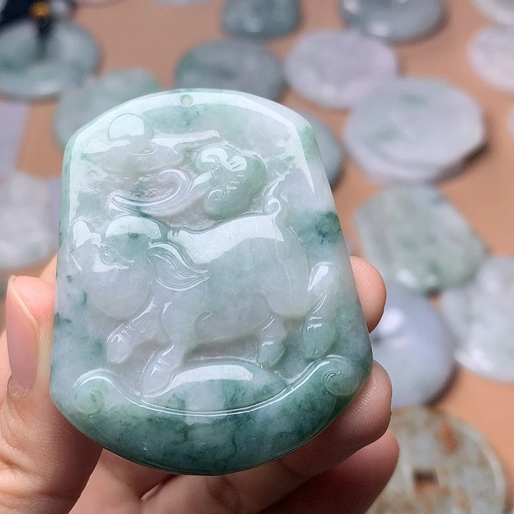 翡翠未镶嵌颈饰猪牌