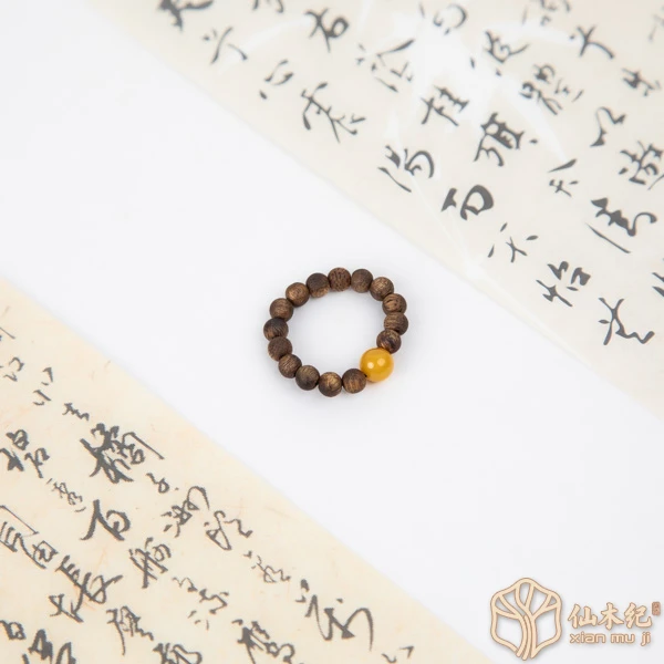 沉香海南莺歌绿奇楠·蜜蜡沉香戒指（多样性发一）