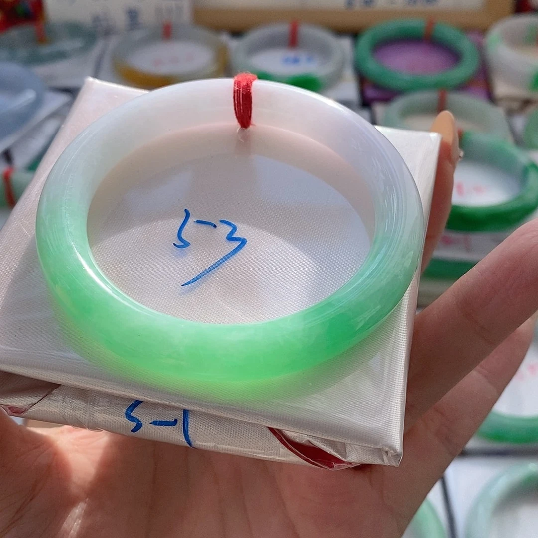 翡翠手镯未镶嵌手镯