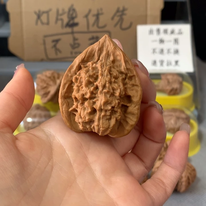 曹***丶文玩核桃吊坠异形单只，有瑕疵