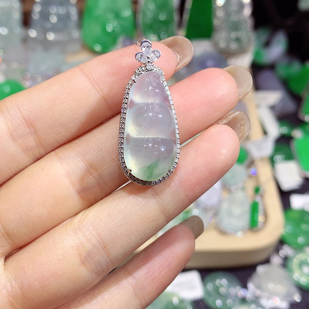 翡翠18K金镶嵌颈饰豆