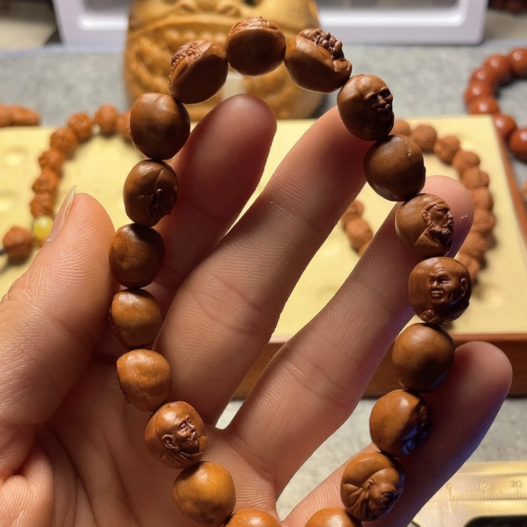 龙纹桃核雕刻三丰罗汉