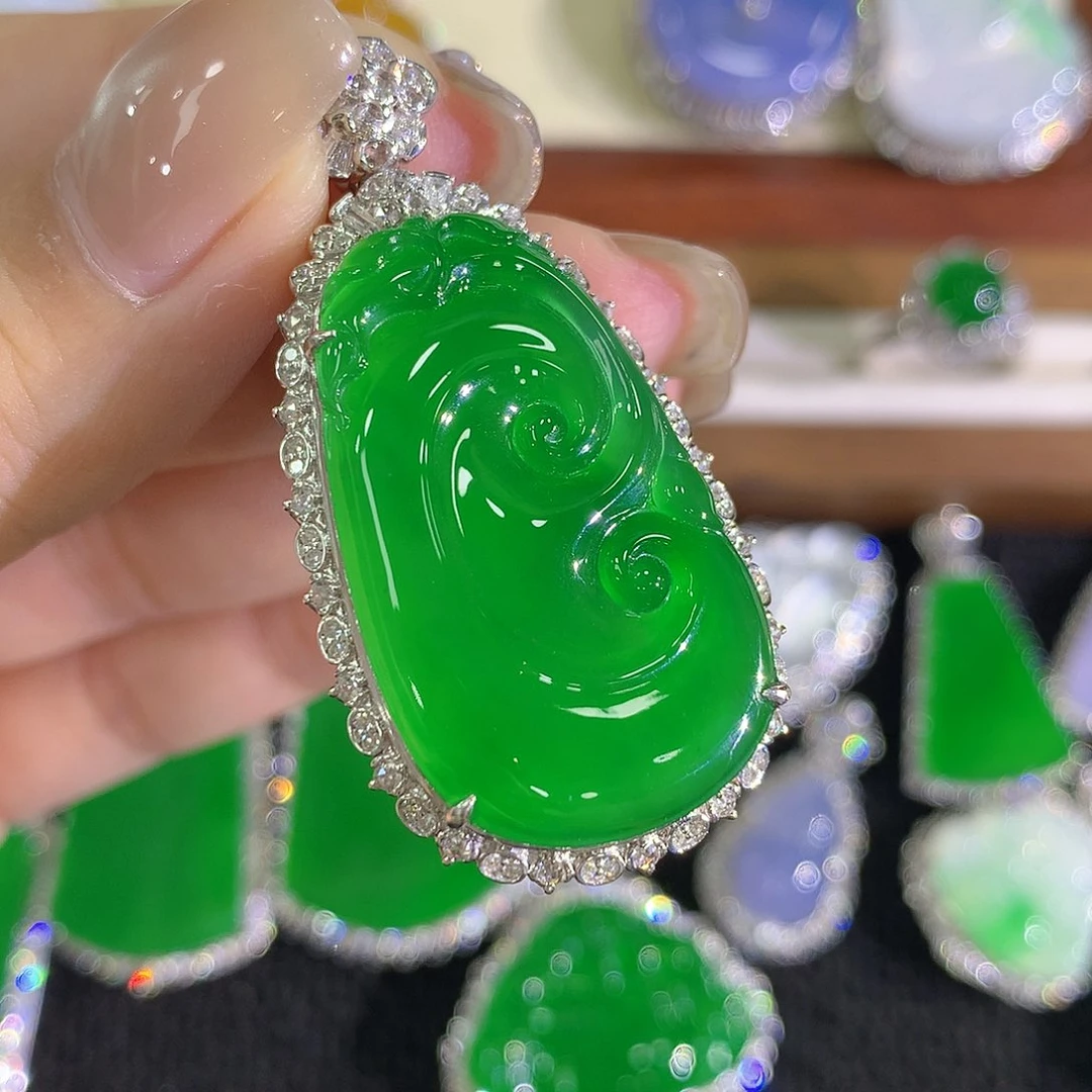 颈饰18K金镶嵌翡翠如意