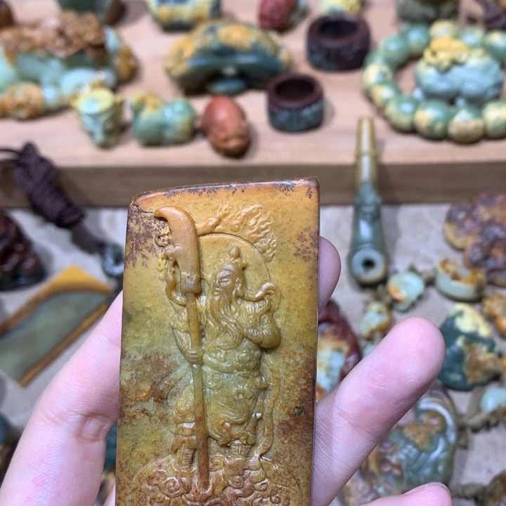 未镶嵌岫岩河磨玉（透闪石质玉）挂件