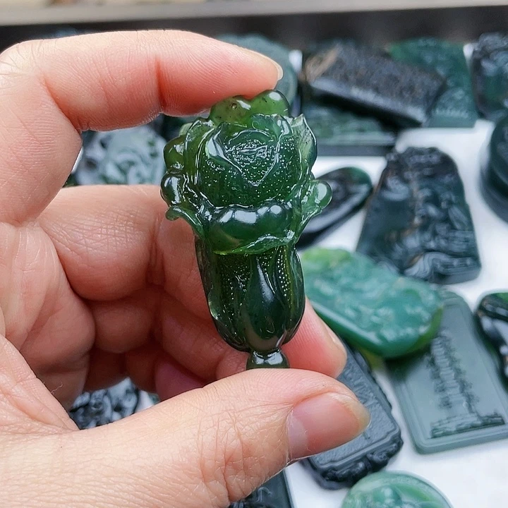 蛇纹石玉未镶嵌挂件