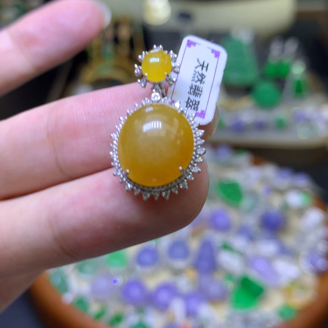 颈饰18K金镶嵌翡翠
