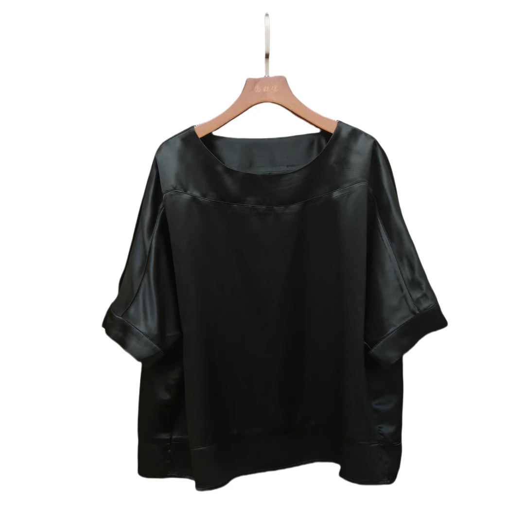 圆圆大码《黑玉兰》典雅醋酸上衣（庭院幽隅绽异芳，黑兰逸韵隐清光。）