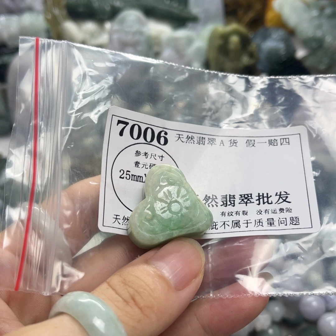 翡翠未镶嵌颈饰7006瑕疵