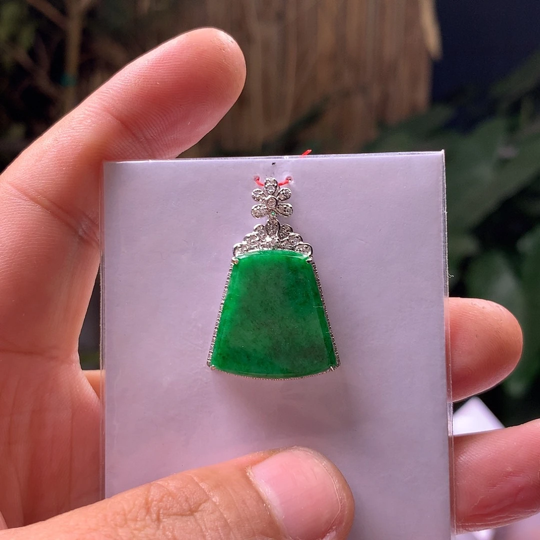 翡翠18K金镶嵌颈饰无事牌