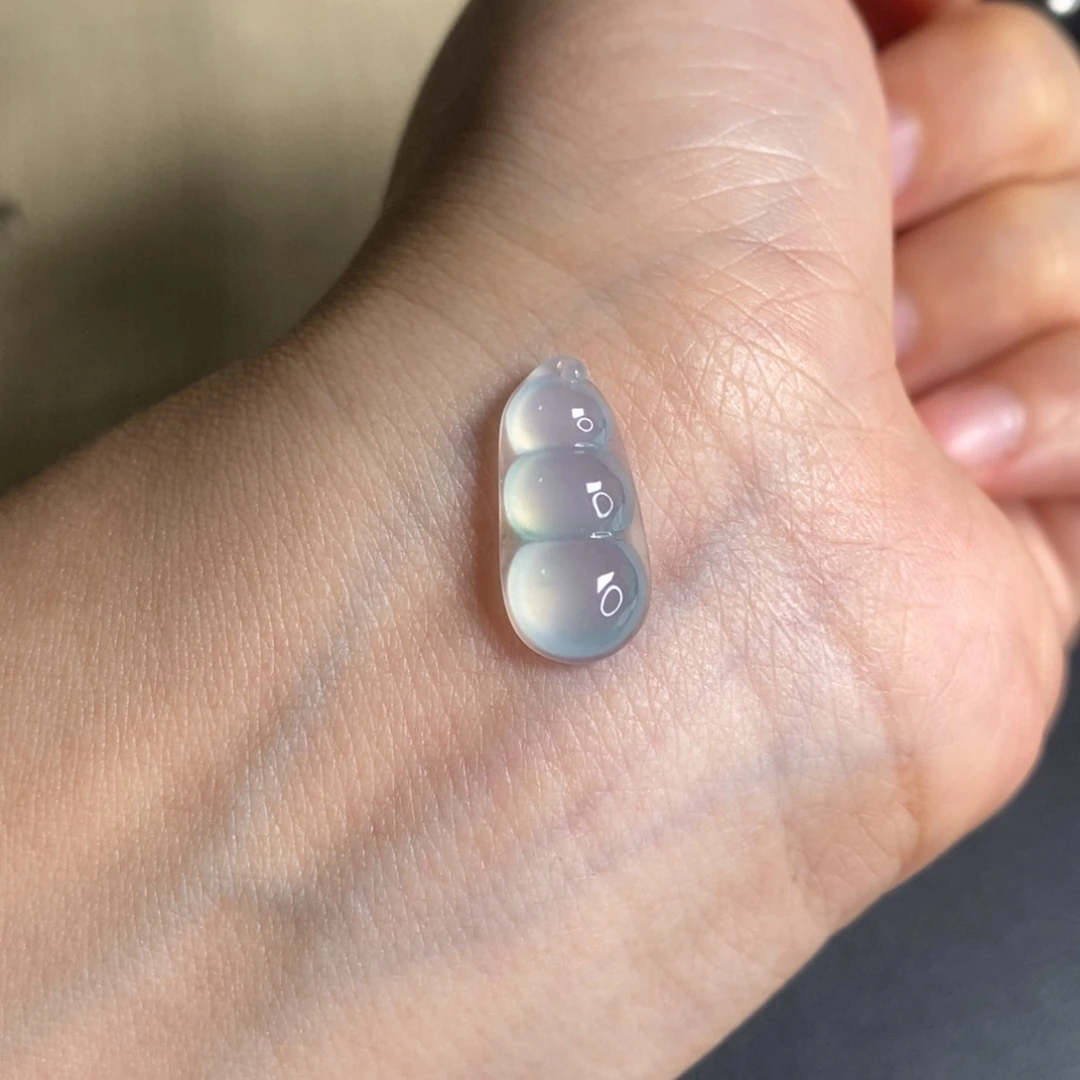 翡翠未镶嵌颈饰豆子