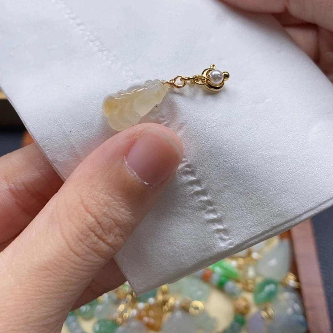 翡翠未镶嵌颈饰闪