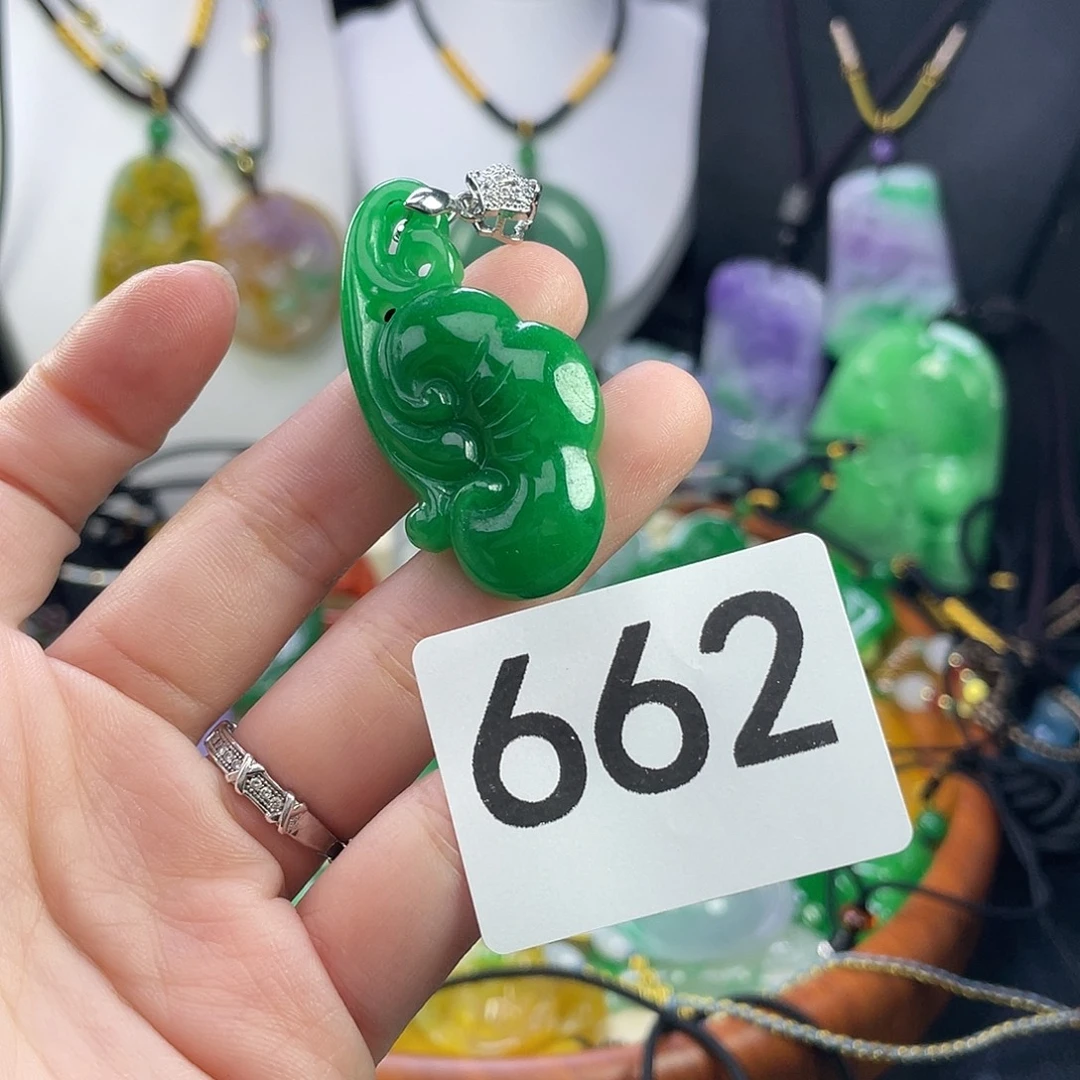 翡翠未镶嵌吊坠(赠链)