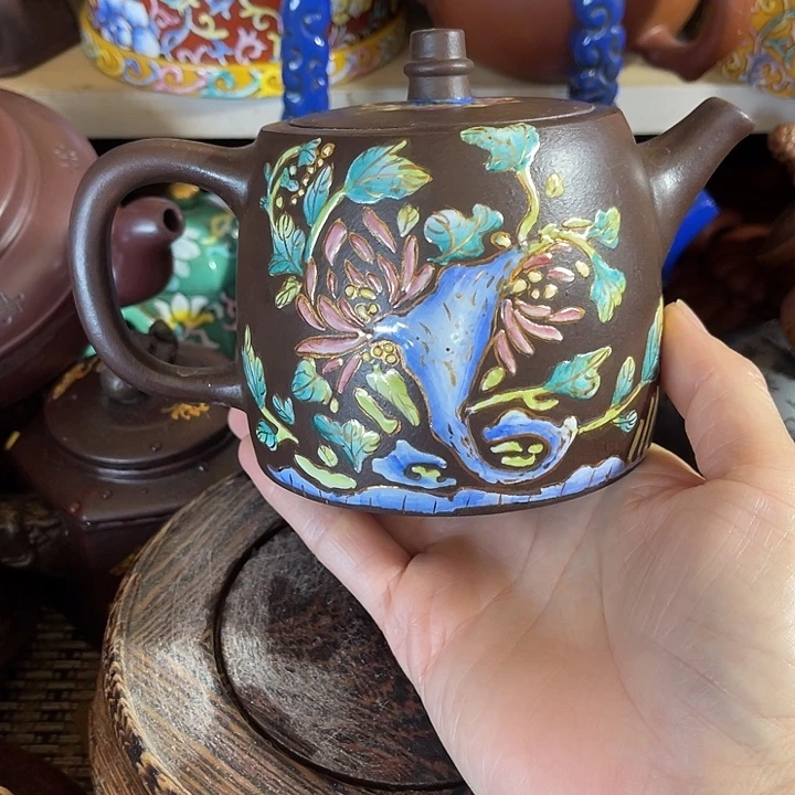 茶壶紫泥原矿泥料手工制作的一把紫砂壶。