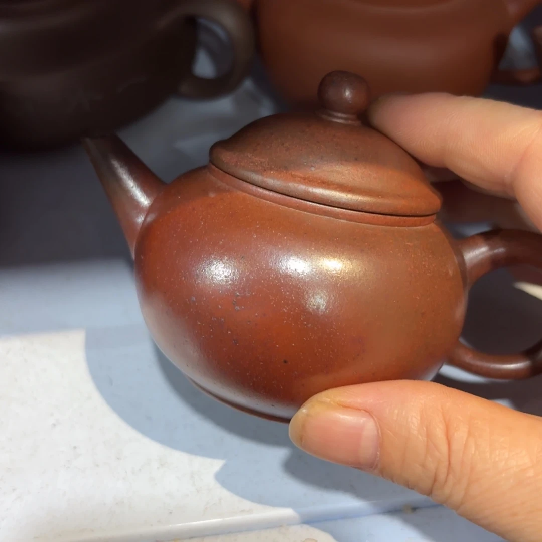 紫砂茶壶紫砂花茶和白莲花都在那里卖着