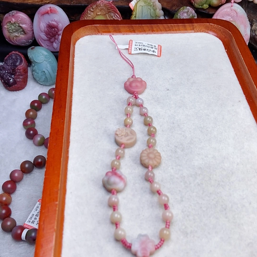 颈饰未镶嵌石英质玉（盐源）