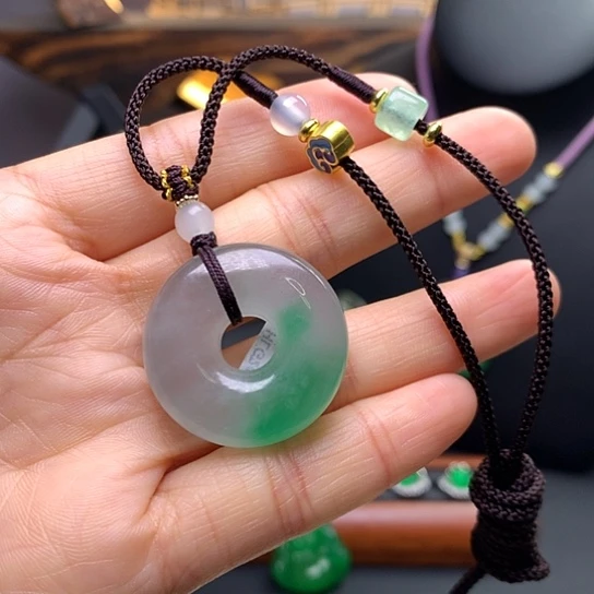 翡翠吊坠(赠链)未镶嵌