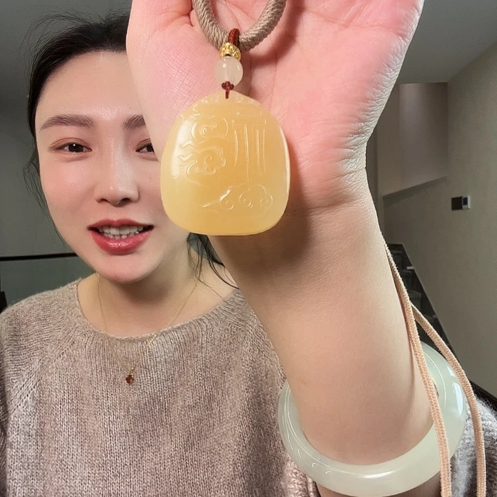 轩***轩查罗石未镶嵌颈饰