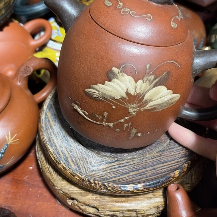 茶壶紫砂原矿泥料手工制作的一把紫砂壶。