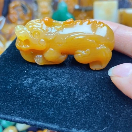 石英质玉(黄龙玉)未镶嵌颈饰