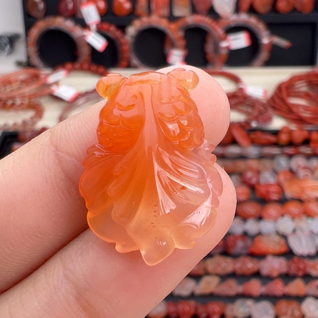 南红玛瑙未镶嵌颈饰金鱼