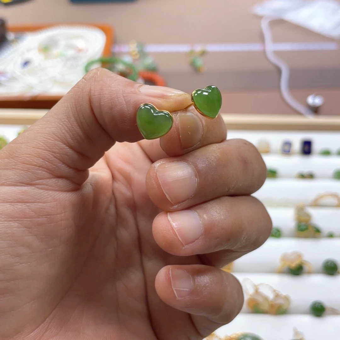 18K金镶嵌和田玉耳饰