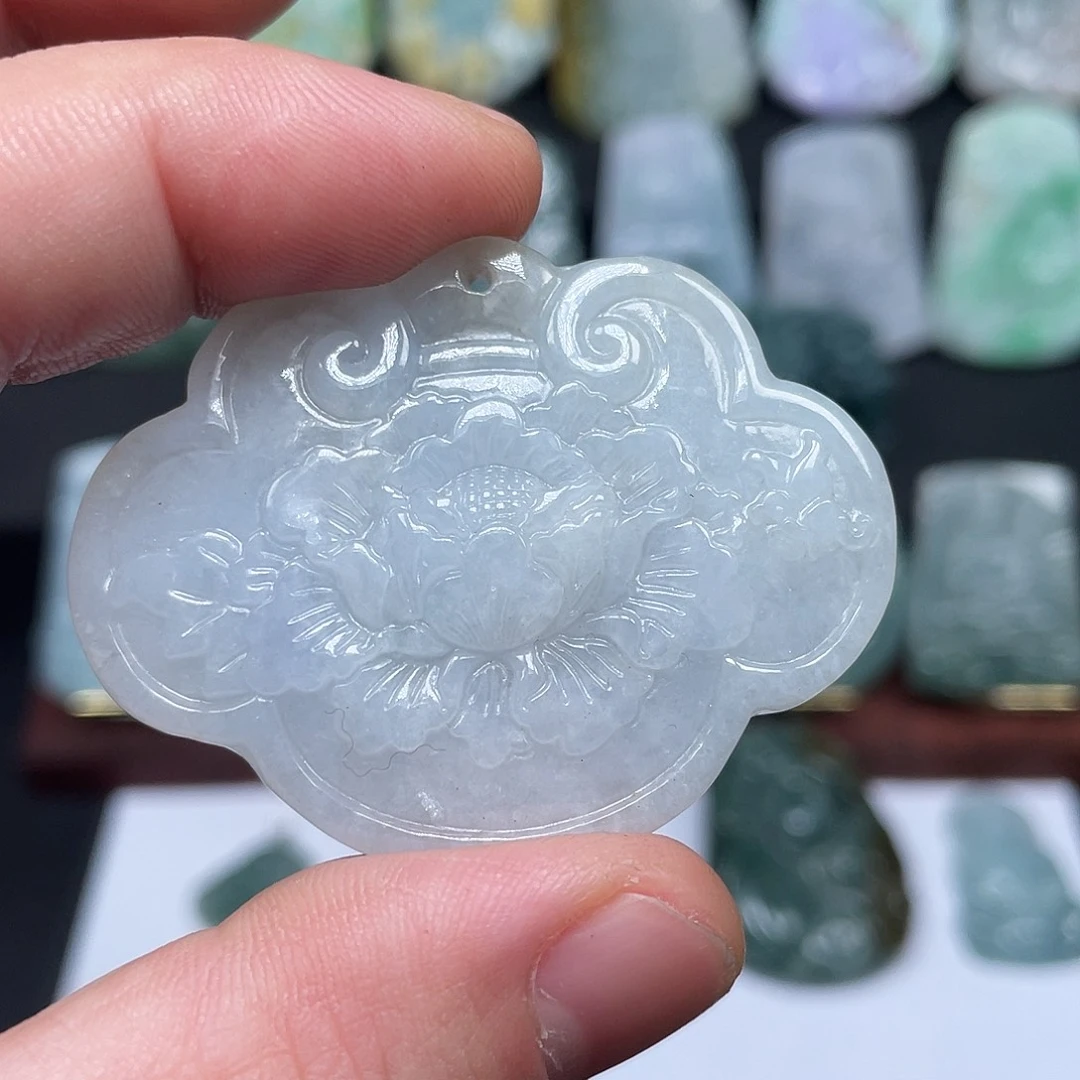 翡翠未镶嵌颈饰牡丹花锁