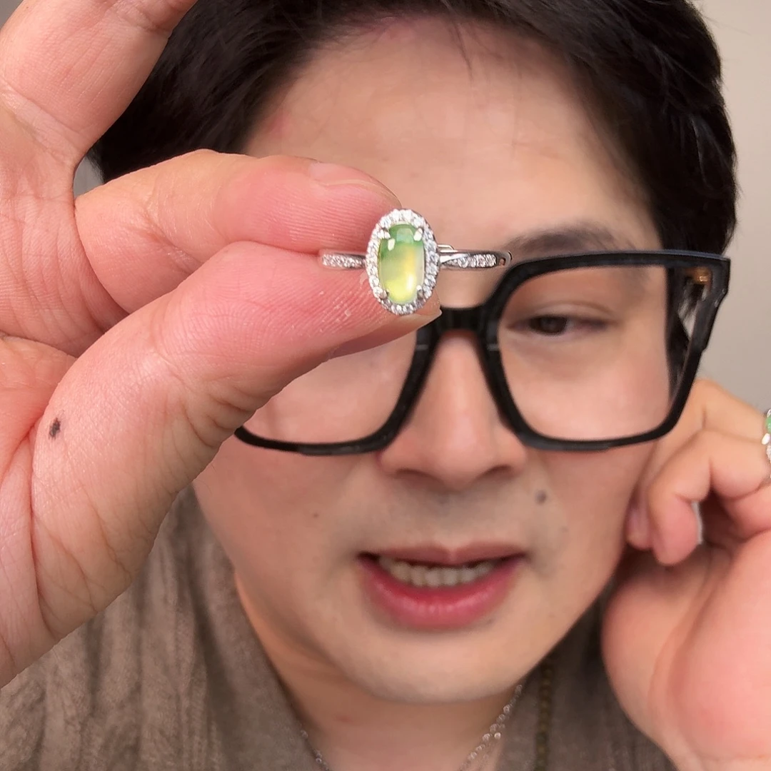 翡翠未镶嵌颈饰一件