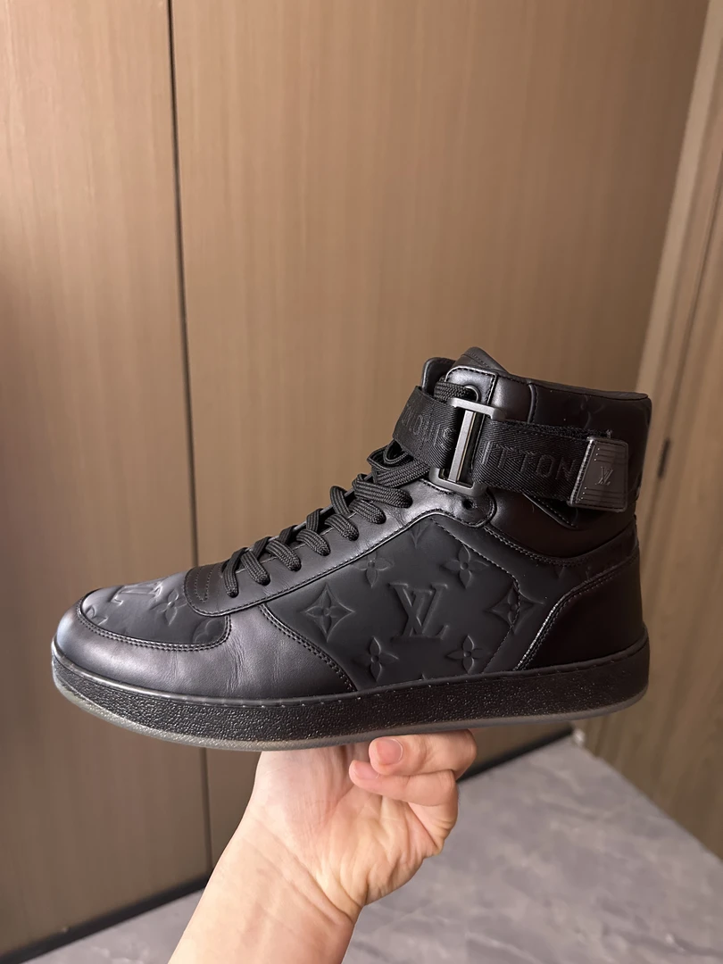 99新 LouisVuitton/路易威登 40.5码/黑色浮雕高帮板鞋