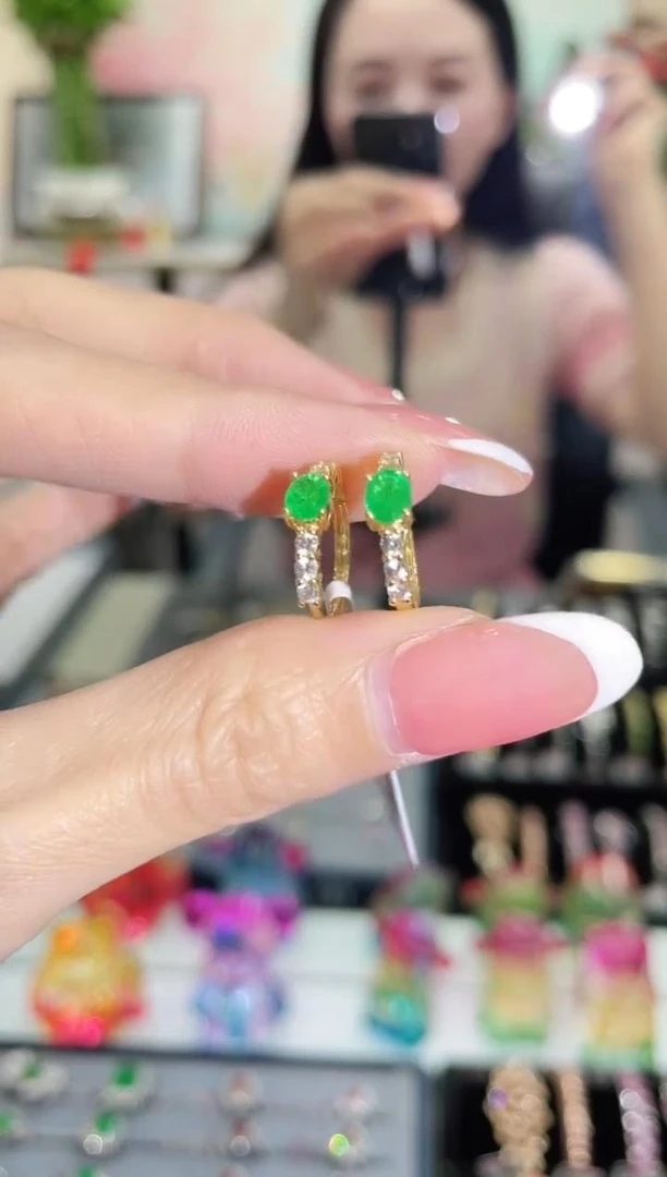 18K金镶嵌天然祖母绿耳饰耳扣