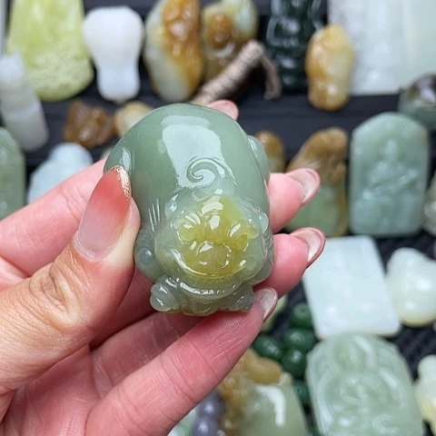 和田玉未镶嵌颈饰不****白