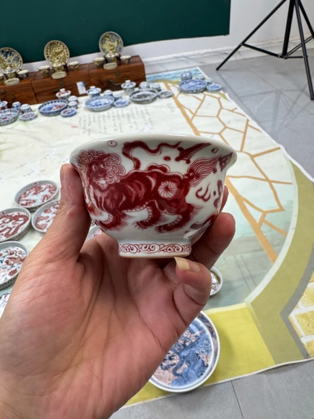 景德镇釉里红狮子大压手杯微瑕
