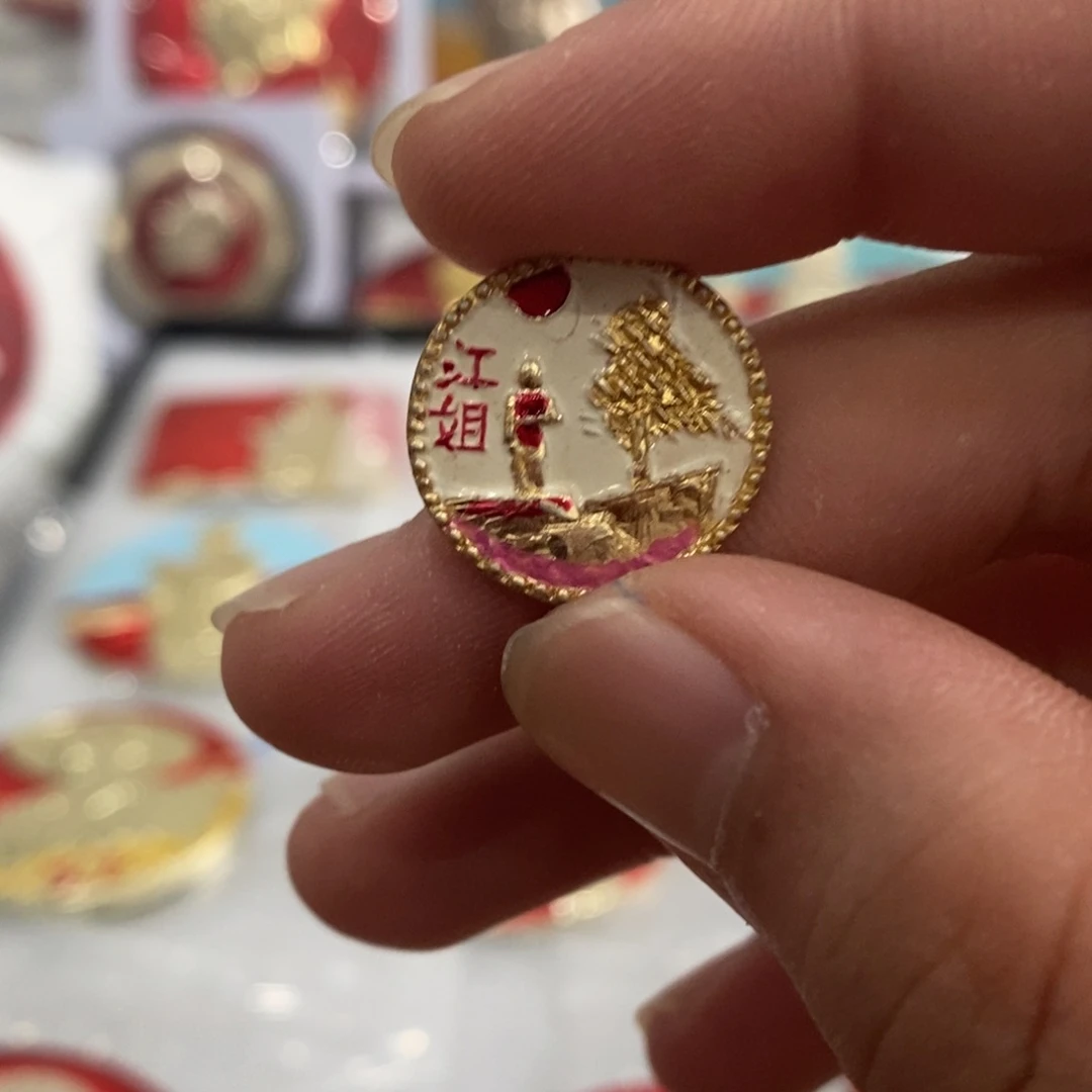 其他普通金属红色纪念章粉色油彩江姐