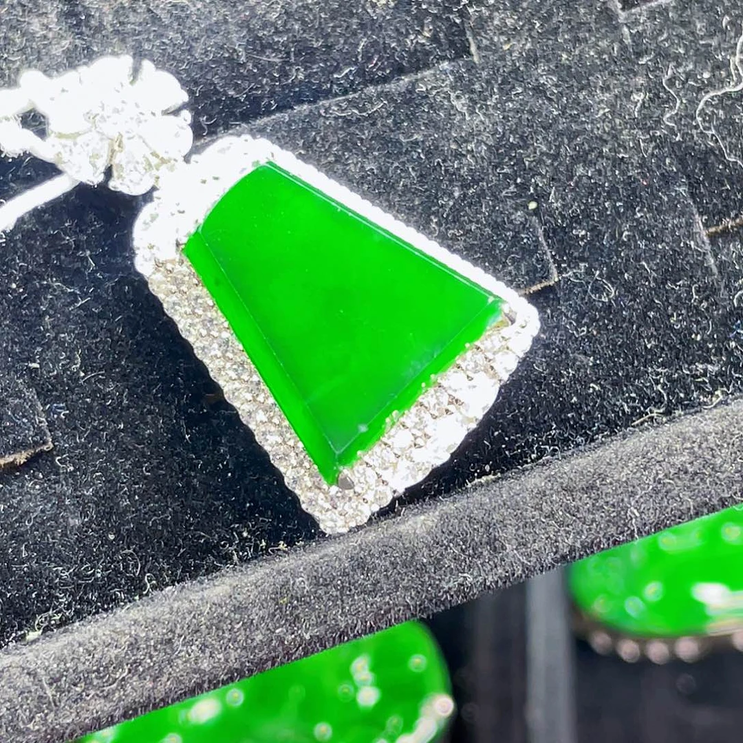 翡翠未镶嵌颈饰72